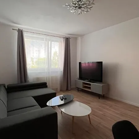 2 Apartment, Near Oc Galeria, Petrzalka アパート