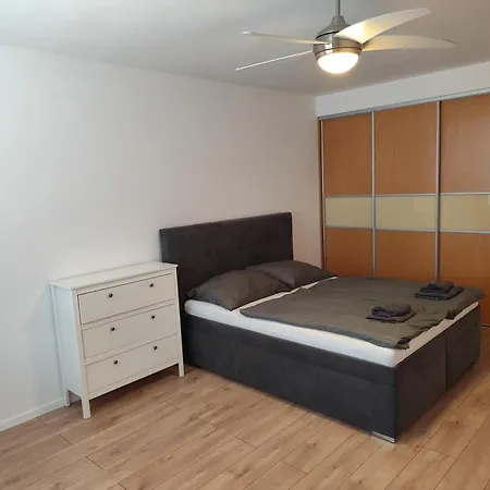 2 Apartment, Near Oc Galeria, Petrzalka アパート